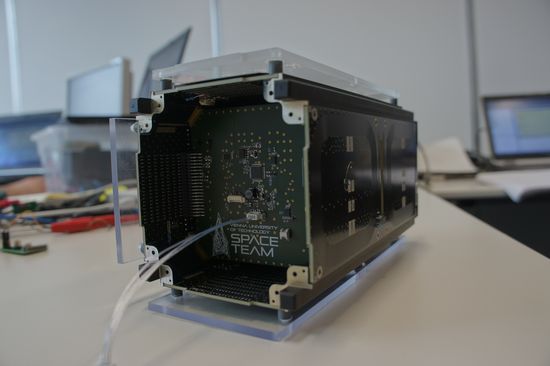 Geöffneter Satellit während einem Elektroniktest. © TU Wien Space Team