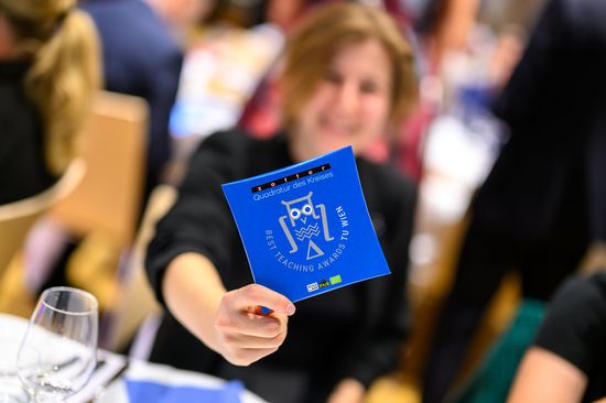 HTU Vorsitzende zeigt die BTA Schokolade
