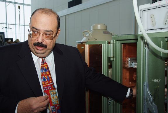 Prof. Saleh Ismail neben der Detektorkammer Prof. Saleh Ismail neben der Detektorkammer