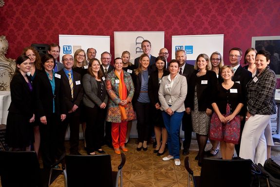 Gruppenfoto mit Partnerunternehmen (Jahrgang 2012/13) (Copyright: TU Career Center)