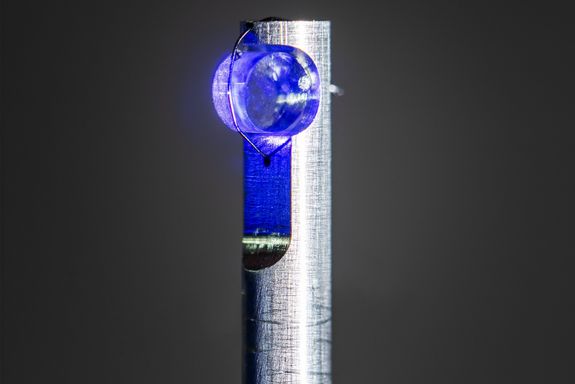 Vertikaler Metallstab, an dem ein Kristall befestigt ist
