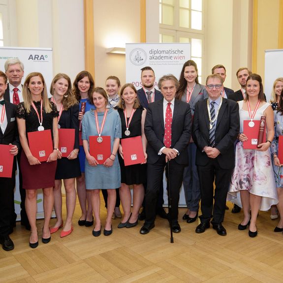 Diplomatische Akademie Graduierung