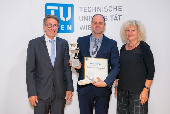 Best Lecture 2018: Tribologie der Maschinenelemente VO Carsten Gachot holds the Best Teaching Award. To his left is Vice Rector Kurt Matyas, to his right Rector Sabine Seidler.