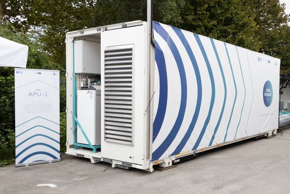 Metallcontainer mit aufgeklappter Tür