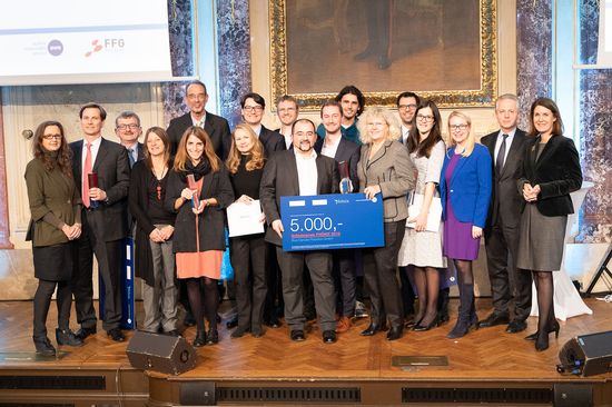 Gruppenfoto auf der Bühne mit großem 5.000 Euro Scheck.