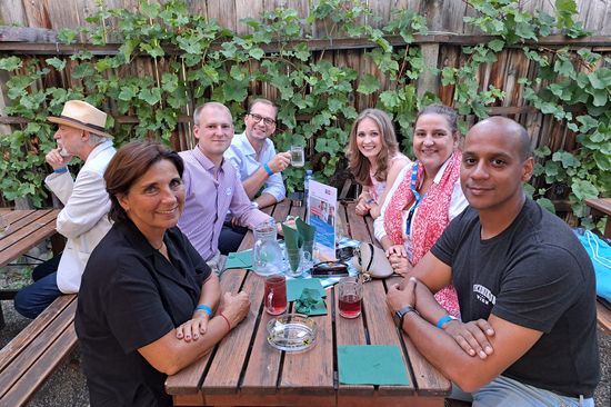 P. Aigner mit Studierenden und Alumni