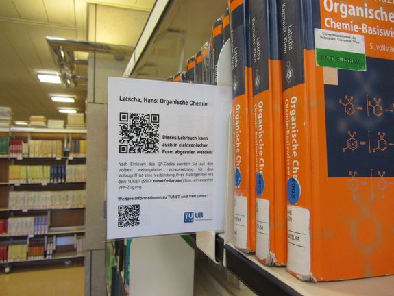 Ein Lehrbuch aus dem Fachbereich Chemie (Foto: Milford/HB)