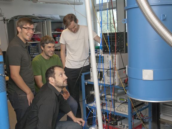 Johannes Majer (unten) mit Wissenschaftlern aus seinem Team: Robert Amsüss, Tobias Nöbauer, Stefan Putz (v.l.n.r.)