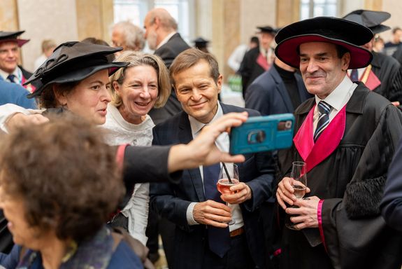 Gruppe von Menschen, die ein Selfie mit Ferenc Krausz aufnehmen.