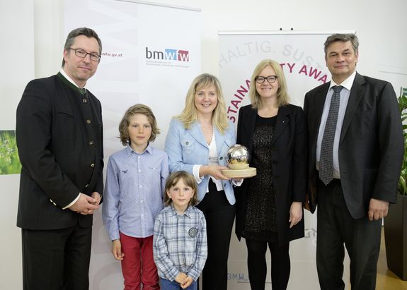 Ildiko Merta (Mitte) nimmt den Sustainability Award entgegen. Rechts daneben: Vizerektorin Anna Steiger