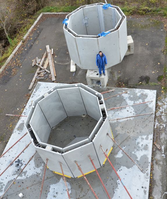 Die ringförmigen Segmente mit einer Außen- und einer Innenwand vor dem Aufbau.