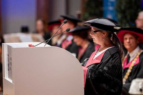 Manuela Marik steht vor einem Pult und hält eine Rede