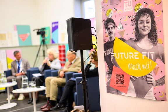 Blick auf Plakat "fuTUre fit" und dahinterliegend, Podium