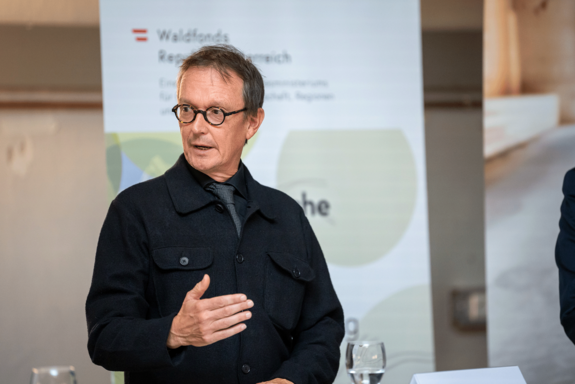 Dekan Rudolf Scheuvens mit dunkelblauer Jacke am Rednerpult.