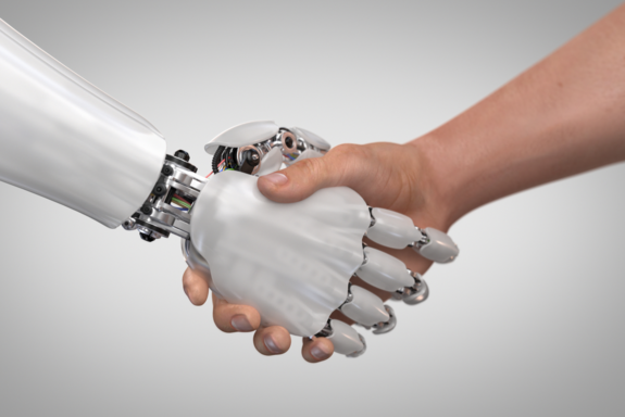 Eine Computerhand und eine menschliche Hand geben sich die Hand.
