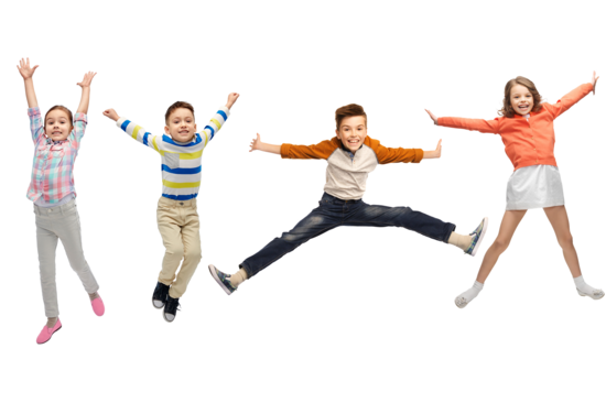 Vier springende Kinder vor weißem Hintergrund.