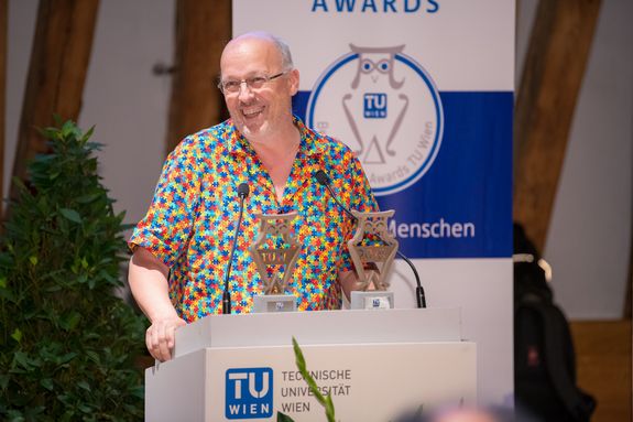 Best Teacher 2018: Peter Purgathofer Peter Purgathofer steht mit seinem Best Teaching Award am Rednerpult