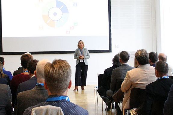 Vortrag eine Frau im Boecklsaal der TU Wien vor einem fast ausschließlich männlichem Publikum