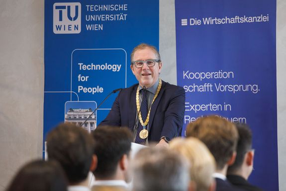 [Translate to English:] Studiendekan Bob Martens bei seiner Ansprache