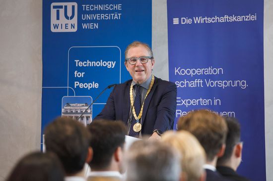 [Translate to English:] Studiendekan Bob Martens bei seiner Ansprache