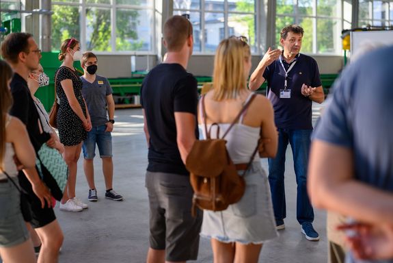 Mehrere Besucher_innen in einer weitläufigen Halle.