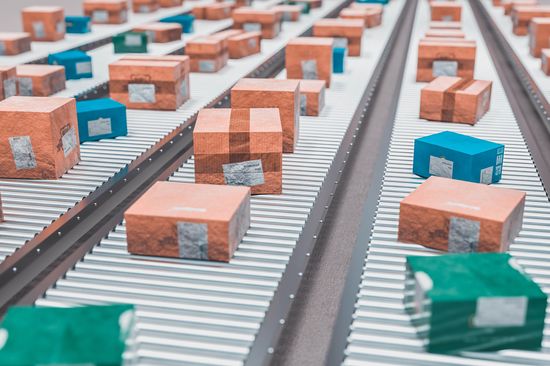 Pakete auf Fließbändern