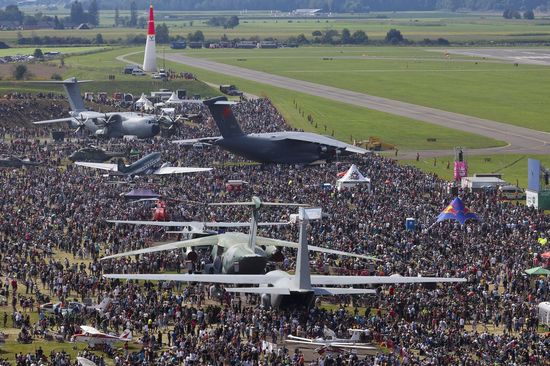 mass of people and airplanes at the Airpower event