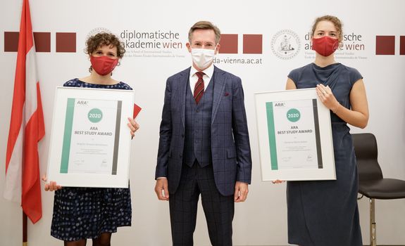 Award winners Brigitte Gerstmann and Christina Huber with ARA-CEO Christoph Scharff