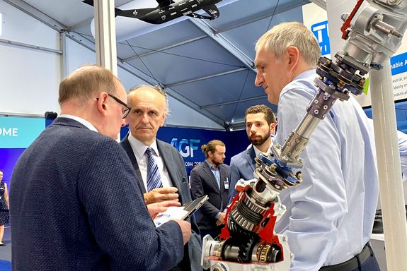 Vice Rector Prof. Johannes Fröhlich visiting the TU Wien Stand at the FIA 2022 – 02