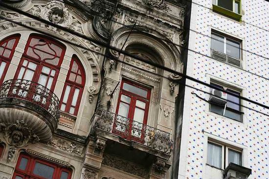 Kulturelle Grenz-Räume in der Stadt: Kolonialstil trifft Siebzigerjahre (Salvador de Bahia, Brasilien)