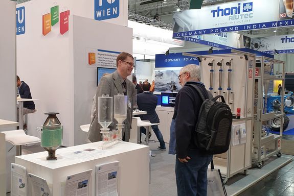 Prof. Dr. Heimo Walter and a visitor at the TU Wien stand.
