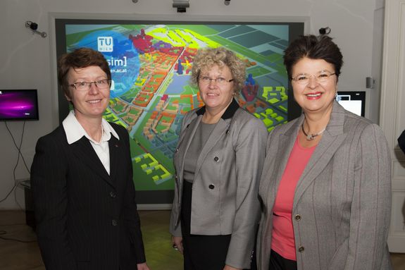 v.l.n.r.: Generaldirektorin Wiener Stadtwerke Gabriele Payr, TU-Rektorin Sabine Seidler, Vizebürgermeisterin Renate Brauner im Stadtraum-Simulationslabor simlab