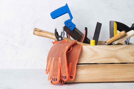 Eine Holzkiste mit verschiedenem Werkzeug