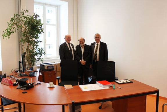 Büro von Prof. A Min Tjoa: Vizerektor Josef Eberhardsteiner, Prof. A Min Tjoa (Institut für Softwaretechnik und Interaktive Systeme), Gerald Hodecek (GUT) Büro von Prof. A Min Tjoa: Vizerektor Josef Eberhardsteiner, Prof. A Min Tjoa (Institut für Softwaretechnik und Interaktive Systeme), Gerald Hodecek (GUT)