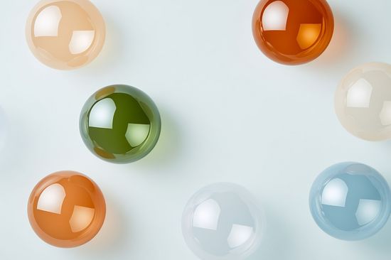 Abstrakte kreisförmige Muster in Pastelltönen von Pfirsich, Lavendel und Hellblau schweben auf einem weißen Hintergrund.