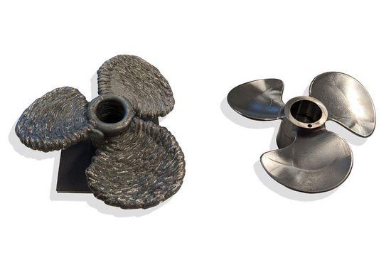 Additiv gefertigtes Bauteil aus Stahl (li.) –nach der Fräsbehandlung und vor der Oberflächenoptimierung mit Machine-Hammer-Peening (MHP)