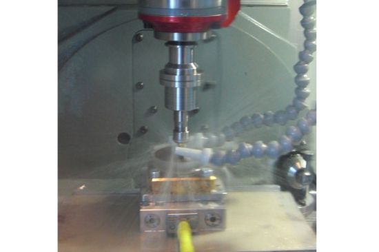 Ultraschallunterstütztes Schleifen von optischen Linsen