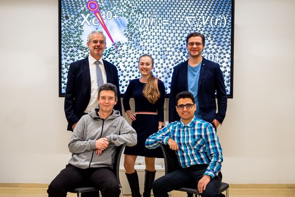 Fünf Personen vor einem Bildschirm, der durchlöcherte 2D-Materialien zeigt