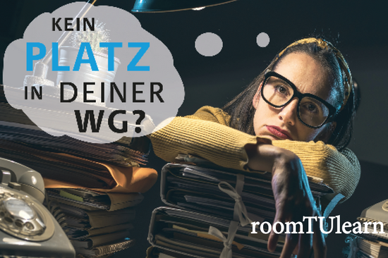 junge Frau mit Brille stitzt rechts im Bild und stützt sich auf einen Stapel Bücher; Sprechblase links "Kein Platz in deiner WG?"; Antwort rechts unten "roomTUlearn