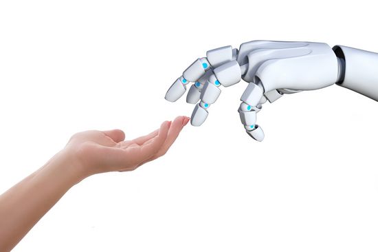 Eine Menschenhand und die Hand eines Roboters berühren sich mit den Fingerspitzen.