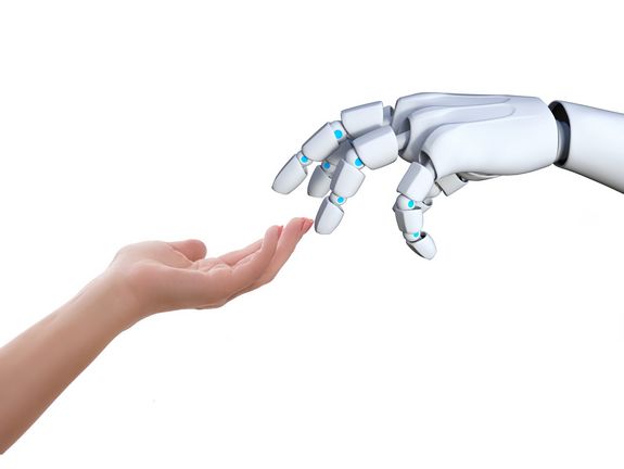 Eine Menschenhand und die Hand eines Roboters berühren sich mit den Fingerspitzen.