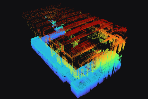 Eine von der Drohne angefertigte 3D-Karte eines Raumes des Kraftwerks mit schwarzem Hintergrund. Die Struktur ist in Blau, Rot und Gelb dargestellt.