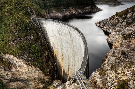 Eine Staumauer: Energiewirtschaftlich höchst sinnvoll - doch welche anderen Auswirkungen kann sie noch haben?