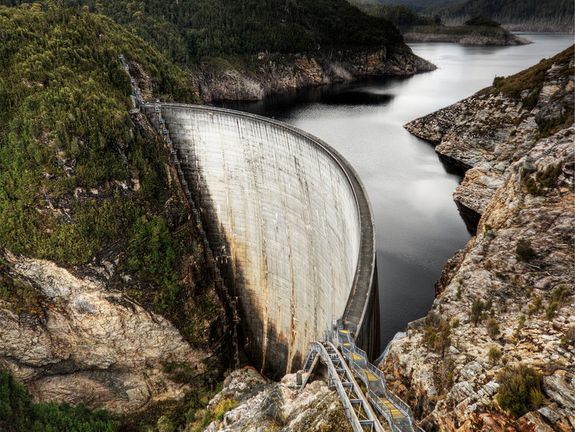 Eine Staumauer: Energiewirtschaftlich höchst sinnvoll - doch welche anderen Auswirkungen kann sie noch haben?