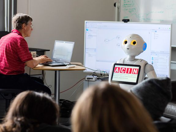Fans von Robotern waren beim Workshop der Fakultät für Elektrotechnik und Informationstechnik richtig.