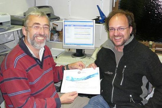 Hermann Stadler (li.) und Andreas Farnleitner mit der verliehenen Urkunde der IWA (International Water Association)