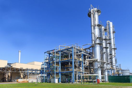 Die Bioethanolanlage in Pischelsdorf vor blauem Himmel