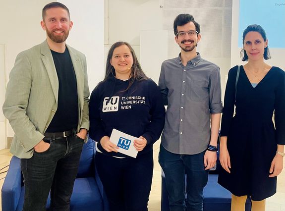 Gruppenfoto mit den Diskutant_innen: 2 Männer und 2 Frauen 