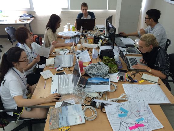 Das Team bei der Arbeit Das Team bei der Arbeit