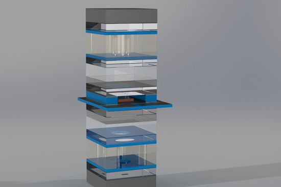 Aufbau des Optischen Mikrofons inklusive Laserdiode (Mitte) und Photodioden (unten und oben). Der miniaturisierte Sensor ist in Glaswafer-Optik Technologie realisiert und hat eine Grundfläche von 4mm mal 4mm.